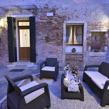 Elise Court Apartament