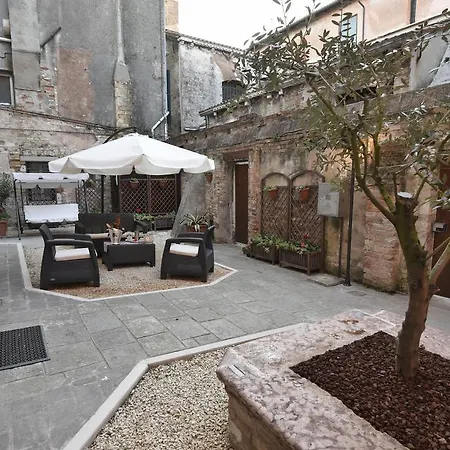 Elise Court Apartament