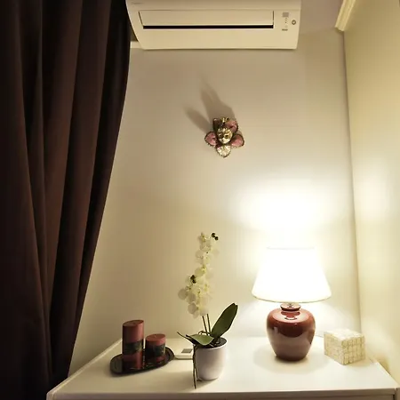 Elise Court Apartament *