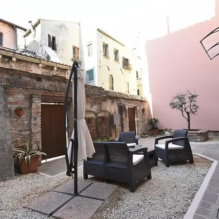 Elise Court Venise